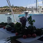 Úszó hotel Catamaran Breakfast-brunch Included, Optional Lunch & Dinner