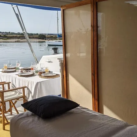 Båthotell Catamaran Breakfast-brunch Included, Optional Lunch & Dinner *