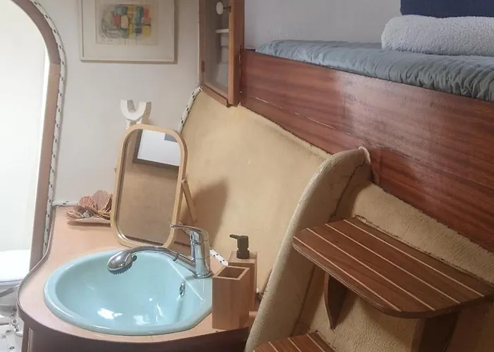 Bådhotel Catamaran Breakfast-brunch Included, Optional Lunch & Dinner *