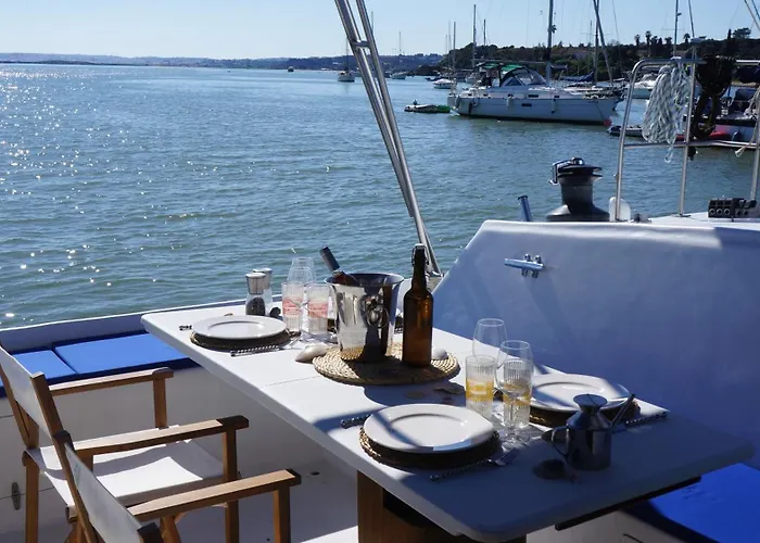 Bådhotel Catamaran Breakfast-brunch Included, Optional Lunch & Dinner