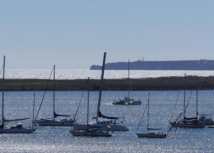 Bådhotel Catamaran Breakfast-brunch Included, Optional Lunch & Dinner