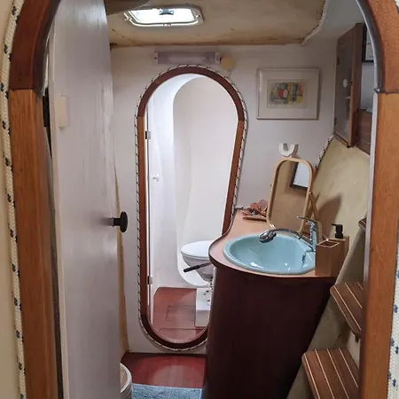 Catamaran Breakfast-brunch Included, Optional Lunch & Dinner 船上ホテル *