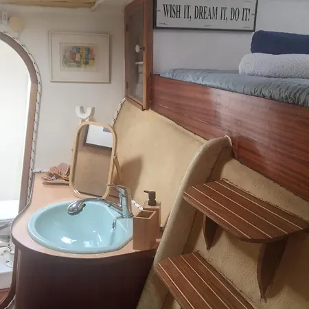 船上ホテル Catamaran Breakfast-brunch Included, Optional Lunch & Dinner *