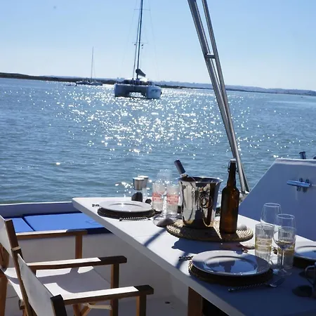 船上ホテル Catamaran Breakfast-brunch Included, Optional Lunch & Dinner *