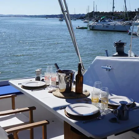 船上ホテル Catamaran Breakfast-brunch Included, Optional Lunch & Dinner