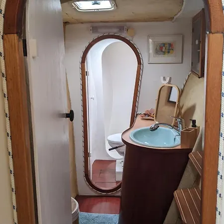 船上ホテル Catamaran Breakfast-brunch Included, Optional Lunch & Dinner アルヴォル