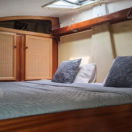 Catamaran Breakfast-brunch Included, Optional Lunch & Dinner アルヴォル