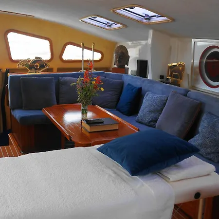 Catamaran Breakfast-brunch Included, Optional Lunch & Dinner 알보르