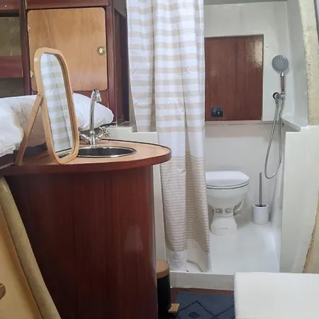 Catamaran Breakfast-brunch Included, Optional Lunch & Dinner 보트호텔 알보르