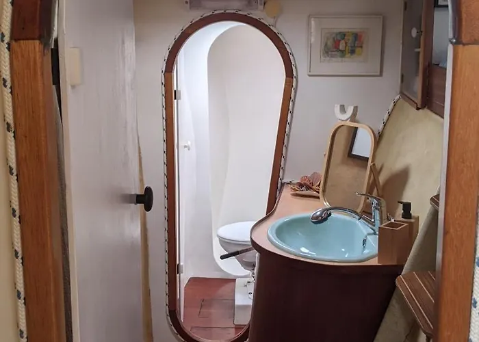 Catamaran Breakfast-brunch Included, Optional Lunch & Dinner 보트호텔 *