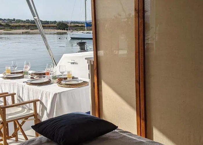 보트호텔 Catamaran Breakfast-brunch Included, Optional Lunch & Dinner *