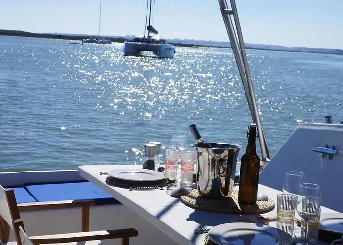 보트호텔 Catamaran Breakfast-brunch Included, Optional Lunch & Dinner *