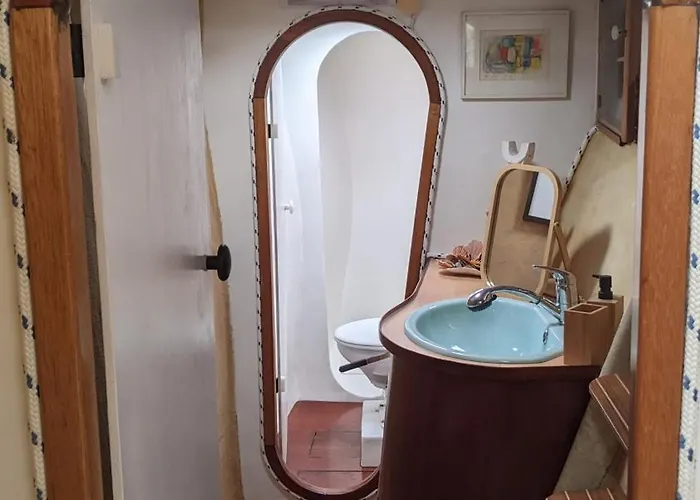 보트호텔 Catamaran Breakfast-brunch Included, Optional Lunch & Dinner 알보르