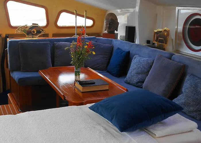 Catamaran Breakfast-brunch Included, Optional Lunch & Dinner 알보르